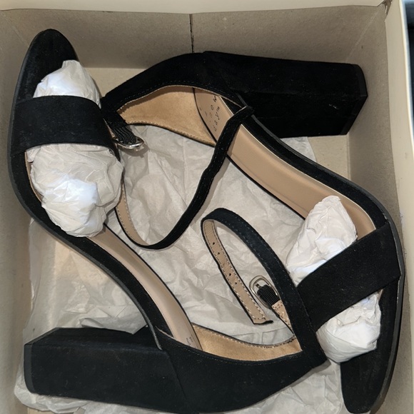 Heels - Picture 4 of 4